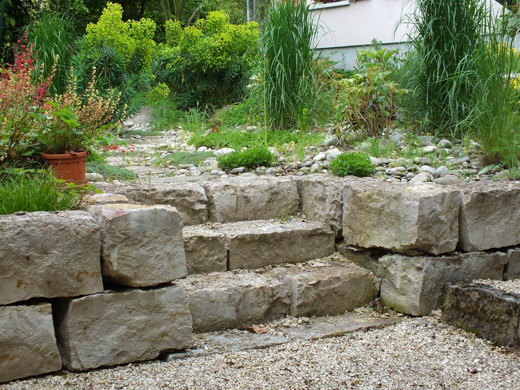 Naturstein im Garten (9).jpg