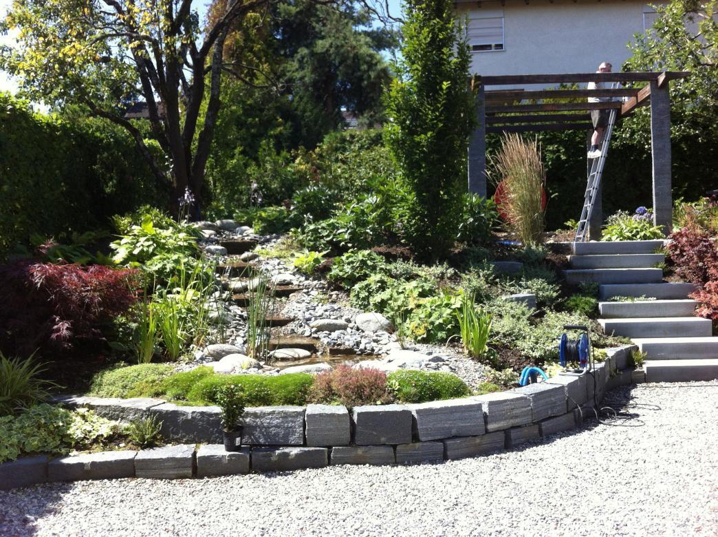 Naturstein im Garten (2).jpg